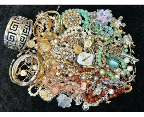 A Collection of of Vintage Costume Jewellery, including pearls, chains, brooches, bangles, rings etc.