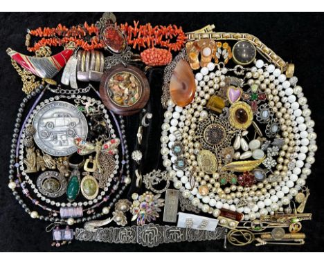 Collection of Vintage Costume Jewellery, comprising pearls, brooches, coral necklace, chains, bangles, pendants, earrings, et