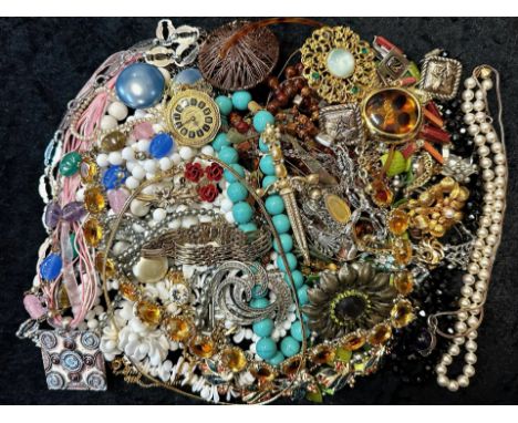 Collection of Vintage Costume Jewellery, comprising pearls, necklaces, bangles, brooches, chains, pendants, earrings, bracele