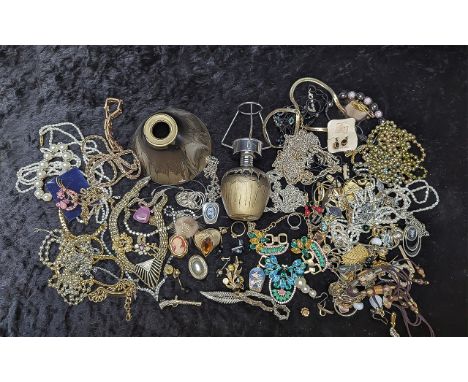 Collection of Vintage Costume Jewellery, comprising pearls, brooches, chains, bangles, pendants, earrings, etc.