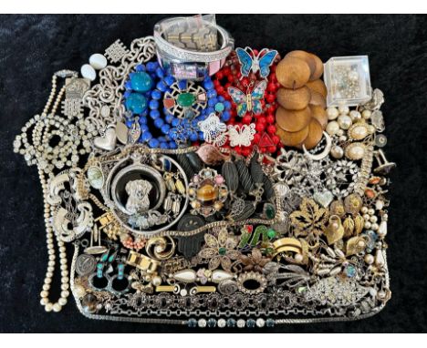 Collection of Vintage Costume Jewellery, comprising pearls, necklaces, bangles, brooches, chains, pendants, earrings, bracele