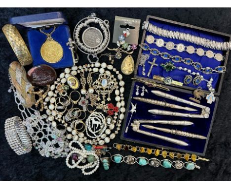 Collection of Vintage Costume Jewellery, comprising pearls, brooches, chains, bangles, pendants, earrings, etc.