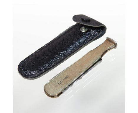 An early 20th century 9 carat gold cased penknife, with engine turned decoration and a folding steel blade 