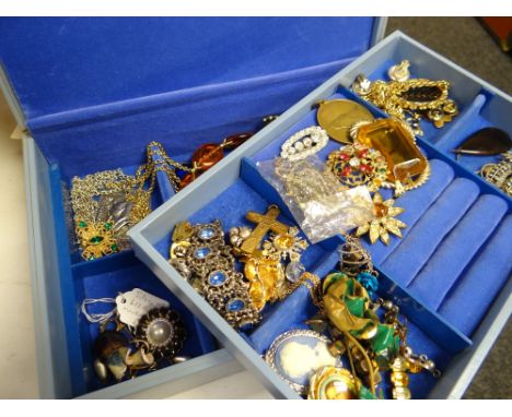 A vintage jewellery box and contents