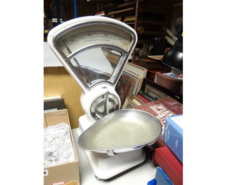 A set of late twentieth century grocers scales in pounds and ounces and with kidney shaped dish