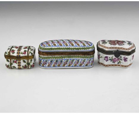 Three continental porcelain trinket boxes, late 19th/early 20th Century, one in the famille verte palette with heraldry, one 