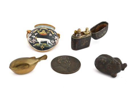 A group of curiosities, including an Oriental bronze monkey-shaped trinket box and cover, 7cm long, an Oriental gilt lacquer 