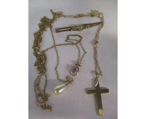 Gold coloured metal jewellery to include fine chains, a cross pendant, another pendant, a pearl pendant and a stick pin and f