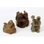 3 figürl. Netsuke, Mitte bis 2. H. 20. Jh., eine Mutter mit 3 Kindern aus Holz, im Boden