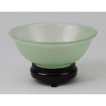 Chinesische Kumme aus hellgrüner Jade, H 5,2 cm, D 13,5 cm, Gewicht 227,5 g, dazu brauner lackierter