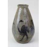 Künstlerkeramikvase, Deutschland um 1980, Wandung mit grauer Salzglasur u. Straußendekor, H: 25