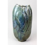 Stroomer, John: Künstlerkeramikvase, England 2007, Keramikkorpus, weißer Scherben, länglich