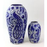 2 Keramikvasen nach Fritz Quant (Trier 1888 - 1933), Mitte 20. Jh., cremefarbener Scherben, blau-