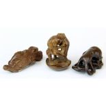 3 Tier-Netsuke, Mitte bis 2. H. 20. Jh., jeweils Holz, Maus auf Frosch, zwei Frösche kämpfend u. ein