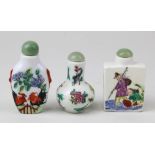 3 Snuff-Bottles aus Porzellan, China, Republik-Zeit um 1920, verschiedenfarbig gemalte Motive,