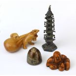 4 Netsuke, Mitte bis 2. H. 20. Jh., Pagodenturm (Laternen fehlen partiell) u. Glocke aus Metall,