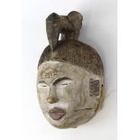 Dekorative Maske der Ogoni, Nigeria, Holz geschnitzt und mit rotem, weißem und dunklem Pigment