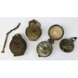 4 Beteldosen aus Messing, Indien 19. Jh., Messing mit floralen Verzierungen, D: 5 - 6 cm, Gew.: