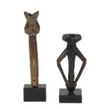 2 westafrikanische Flöten, wohl Lobi, Burkina Faso, Holz jew. aus einem Stück geschnitzt, jew. auf