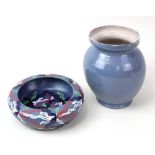 Vase und Schale aus Keramik, Deutschland Mitte 20 Jh., handgedrehter Vasenkorpus, roter Scherben,