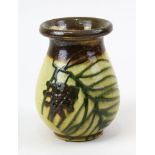 Keramikvase mit Dekor eines Zweigs mit Tannenzapfen, wohl Elchinger, Elsass um 1910, Irdenware,