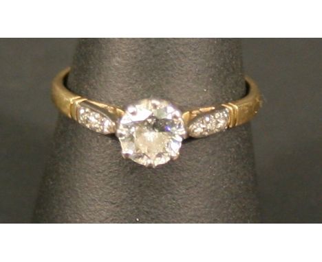 A YELLOW METAL AND DIAMOND SOLITAIRE RING, the single brilliant-cut diamond measuring 1ct approx., claw-set between diamond c