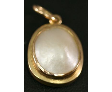 A 9CT GOLD MURRLE BENNETT PEARL PENDANT of oval form with raised setting, marked 9ct to the reverse. 1.8cm, 2grams CONDITION: