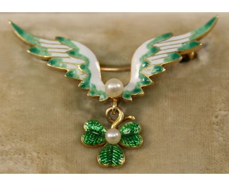A YELLOW METAL PEARL AND ENAMEL BROOCH formed as enamelled wings with a central pearl and suspended clover drop, unmarked but