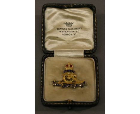 A 15CT ROYAL ARTILLARY SWEETHEART BROOCH with enamel decoration, marked 625 to reverse. 3cm CONDITION: Good condition