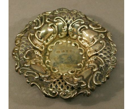 A SMALL GEORGE V SILVER DISH with pierced and embossed decoration, Birmingham 1924, maker William Hutton & Sons Ltd. 10cm(d) 