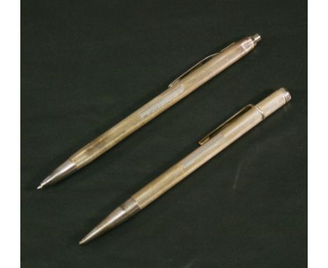 A SILVER PEN AND PENCIL SET, the pen with engine turned texture, marked 'Sterling Silver', the pencil marked Birmingham 1967,