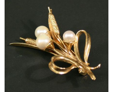 A 9CT GOLD AND PEARL BROOCH in the form of a bullrush, marked 375. 4cm, 5grams CONDITION: Generally good