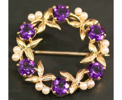 A 9CT GOLD AMETHYST AND PEARL BROOCH of annular garland form set with round-cut amethysts and small seed pearls, marked 375. 