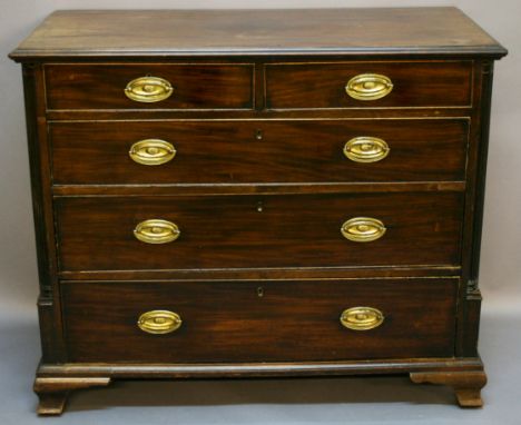 A GEORGE III MAHOGANY CHEST OF DRAWERS of traditional form with fluted quarter columns, on bracket feet. 97cm(h) x 115cm(w) x