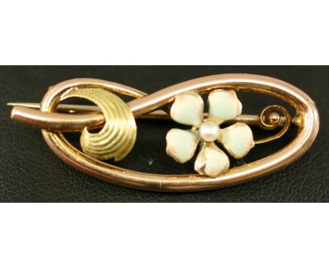 A 9CT GOLD AND ENAMEL BROOCH of knotted scroll form with enamelled pearl set flower, marked 9ct. 3.5cm, 3grams CONDITION: Som