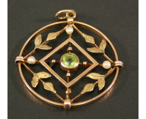 A YELLOW METAL PERIDOT AND PEARL ANNULAR PENDANT the central round-cut peridot in an upturned square surround, pearl-set foli