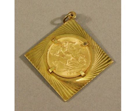 A 9CT GOLD MOUNTED HALF SOVEREIGN COIN PENDANT George V 1914, held within an engine-turned surround with suspension, marked 3