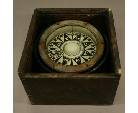 AN EARLY 20TH CENTURY OAK-CASED SHIPS' GIMBLE COMPASS, the black and white geometric decorated circular compass card bearing 