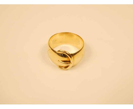 A gentlemans 9ct gold buckle ring, size Y 1/2, 12.7g