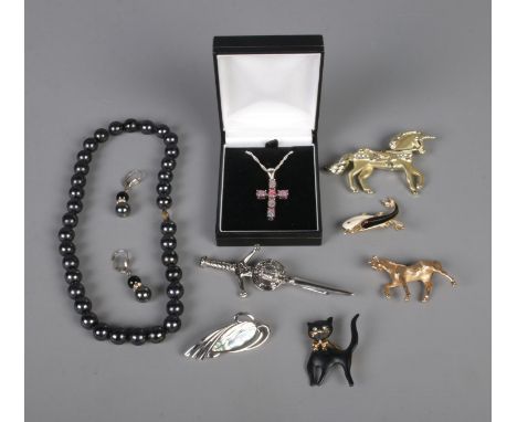 A collection of assorted jewellery to include silver and opal cross pendant, costume brooches and beaded necklace.  