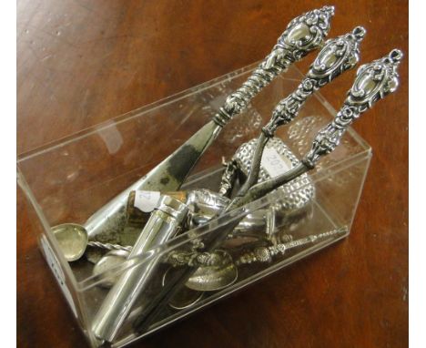 Silver handled shoe horn, hammered silver vesta, Dutch silver stopper, 9 ct mounted cigarette holder in silver case, etc