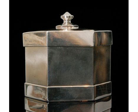 A hallmarked silver hexagonal box and cover of plain form with button finial, height 8cm, weight 8oz, Birmingham 1996, S/D.