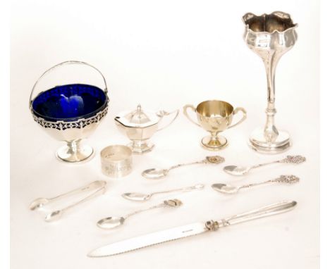 A small parcel lot of assorted hallmarked silver items to include a bud vase, sugar basin, flatware etc, damages. 