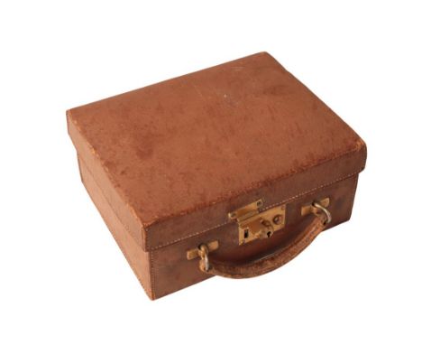 AN EARLY 20TH CENTURY BROWN LEATHER VANITY CASE 9.5cm high x 21cm wide x 17cm deep, containing George V dressing set by W &am