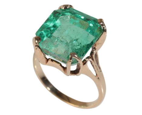 AN EMERALD RING emerald measures 15.10mm x 14.20mm x 10.65mm, looks to be of Zambian origin, size R, stamped 14ct gold, maker