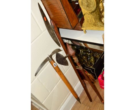 AN EVEREST-PICKEL MOUNTAINEER'S ICE CLIMBING AXE, stamped 'Everest-Pickel, Ralling, made in Austria', approximate length 70cm