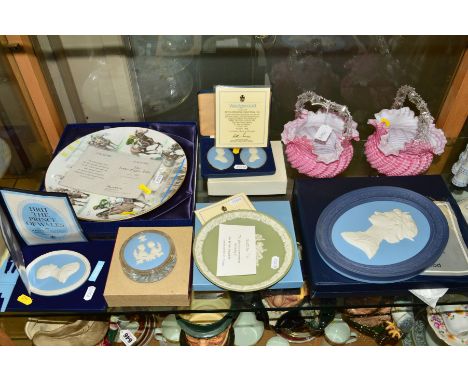 A GROUP OF CERAMICS AND GLASSWARES, to include boxed Royal commemorative limited edition Wedgwood Jasper portrait medallions,