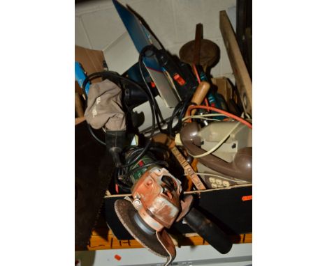 A TRAY OF VARIOUS HAND TOOLS, including a Bosch planer, Black &amp; Decker sander (without belt), heating gun and drill with 