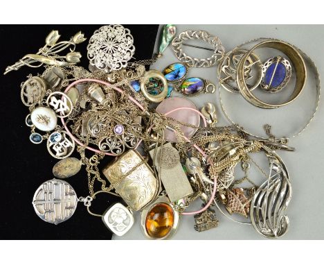 A SELECTION OF SILVER AND WHITE METAL JEWELLERY, to include an enamel flower brooch, an ingot pendant, a circular rose quartz