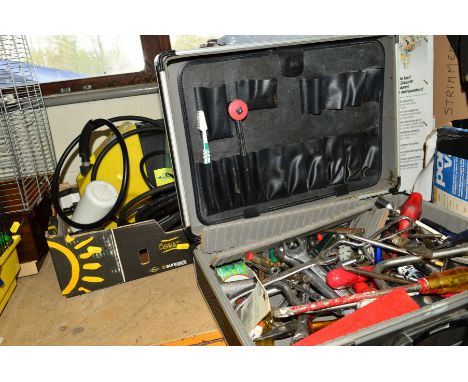 AN AQUAGEM 2000 JET WASH, a sensor light 500w floodlight and a metal case containing various tools (2)